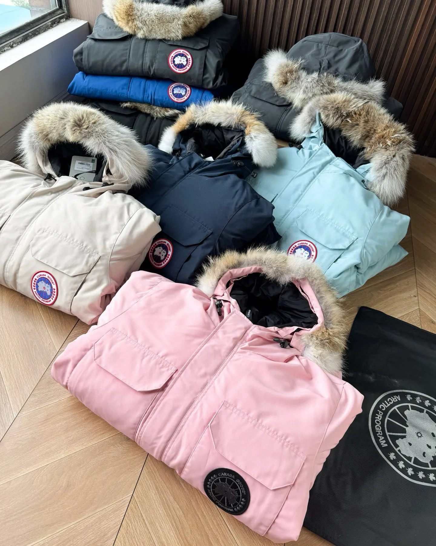 P780 🆕 Top original version, supports chip sensor with handbag 𝗖𝗮𝗻𝗮𝗱𝗮 𝗚𝗼𝘀𝗲 / 🇨🇦 Canada Goose 08 Down Jacket ⚠️ Partners who have been cooperating with us in the past few years know that no matter what is produced outside, our pure genuine trading company ships ❗️ After the test of time, we have received rave reviews. You can compare the market products with us. If you are not satisfied, you can return it at will. You are also welcome to come to ZG to see it and then come to my home to buy‼  1⃣️ The filling is 80% white duck down, with a weight of 500g. Regarding the down content, you can feel it with your hands. Good down has no embarrassment and can be called a walking duvet! 2⃣️ The fabric is made of Feather-Light 10D waterproof coating fabric, which is made of 84.5 polyester fiber and 15.5 cotton. The surface is treated with a special Teflon protective coating produced by DuPont to prevent wind and splash water, and makes the clothing anti-pollution and long-lasting new features! 3⃣️ One-piece seamless cuffs, 13cm official length, all seals are stamped, and all the inner liner is hemmed. The overcoat means sewing all the inner liner once. On the one hand, it is to prevent the velvet from running off, and on the other hand, it can keep the stiffness of the clothes! 4⃣️ Original Yoshida Kogyo Kabushikigaisha zipper, top-grade zinc alloy electroplated zipper with the highest specifications, using precise Japanese craftsmanship, raw materials and management methods. Each zipper can withstand 100,000+ openings and closings 5⃣️ The detachable fur collar is made of top-grade imported wolf fur, which is not comparable to the loose and soft raccoon fur and fake fur on the market. It is a natural Siberian coyote fur collar. The delicate and strong feel is the sense of life that comes from the erosion of wind and frost in nature. 6⃣️ Main logo double-thread 9-needle locking stranded embroidery, electronic digital automatic embroidery, maple leaves with sharp edges. Size: XS-XXL Color: black, off-white, graphite gray, sapphire blue Dark Blue Pink Azure Graphite Gray Black Label Shoulder Width Chest Sleeve Length Clothes Length Recommended Weight kg 67 87 80-90 2XL 58 136 69 89 90-105